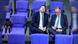 Friedrich Merz i Lars Klingbeil sjede u Bundestagu jedan do drugog. Klingbajl gleda u nebo. Friedrich Merz i Lars Klingbeil sjede u Bundestagu jedan do drugog. Klingbajl gleda u nebo.