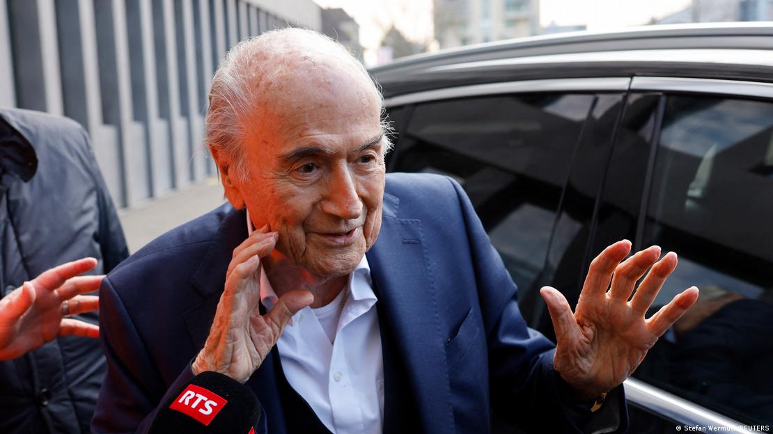 El expresidente de la FIFA Sepp Blatter, a su llegada al tribunal de Muttenz para conocer el veredicto sobre los cargos de corrupción en su contra el 25 de marzo de 2025.