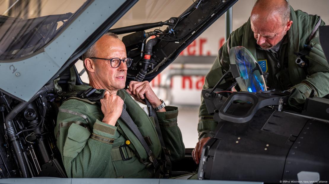 Almanya Başbakanı Friedrich Merz bir Eurofighter kokpitinde oturuyor, üzerinde pilot üniforması var