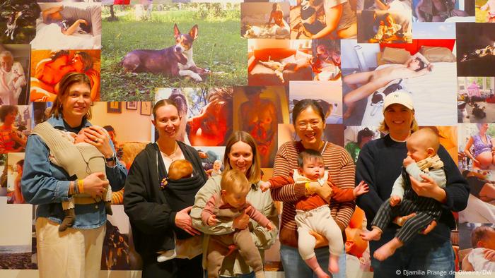 Mães e seus bebês visitam a exposição "MAMA" no Kunstpalast, em Düsseldorf