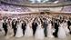Milhares de casais de noivos em estádio, em casamento coletivo Milhares de casais de noivos em estádio, em casamento coletivo