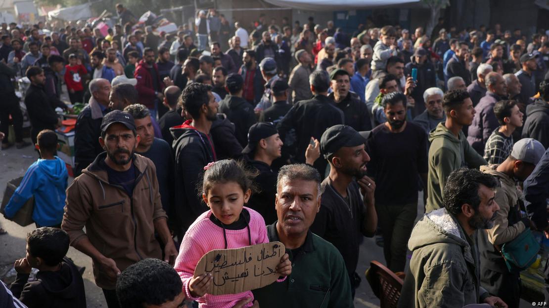 Demonstrata në Rripin e Gazës kundër Hamasit - Një fëmijë mban një tabelë ku shkruhet në arabisht: "Fëmijët e Palestinës: Ne duam të jetojmë", gjatë një mitingu që bën thirrje për t'i dhënë fund luftës, në Beit Lahia, në Rripin verior të Gazës