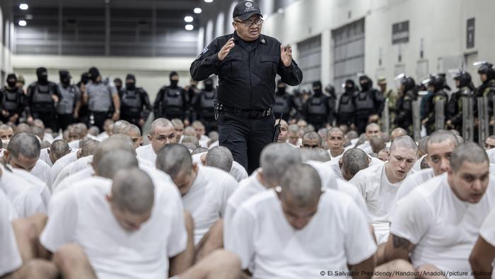 Deportações para El Salvador testam limites da lei nos EUA