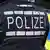 Sırtı dönük polisin üniformasında ve yanında duran araçta polis yazıyor.