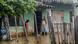 Un hombre saca agua con un cubo de su casa inundada por el desborde del río Cotoca en Puerto Pailas, departamento de Santa Cruz, Bolivia. (Archivo: 26.03.2025) Un hombre saca agua con un cubo de su casa inundada por el desborde del río Cotoca en Puerto Pailas, departamento de Santa Cruz, Bolivia. (Archivo: 26.03.2025)