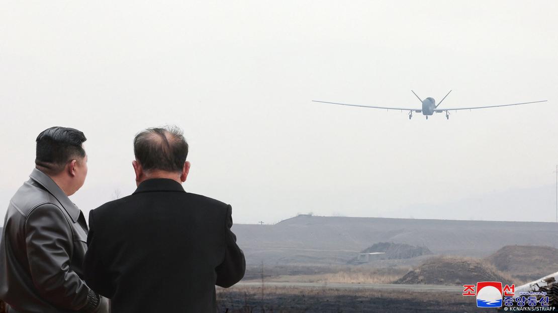 Las fotografías publicadas por los medios estatales norcoreanos mostraban a Kim subiendo los escalones hacia la puerta de un gran avión con cuatro motores y una cúpula de radar montada en el fuselaje, y otras viendo el avión en un vuelo rasante.