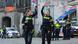 Dy police holandeze në një vend të rrethuar me kordon nga policia Dy police holandeze në një vend të rrethuar me kordon nga policia