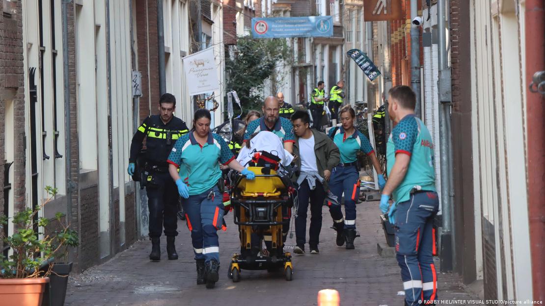 Vítima é levada em maca por profissionais de saúde em Amsterdã