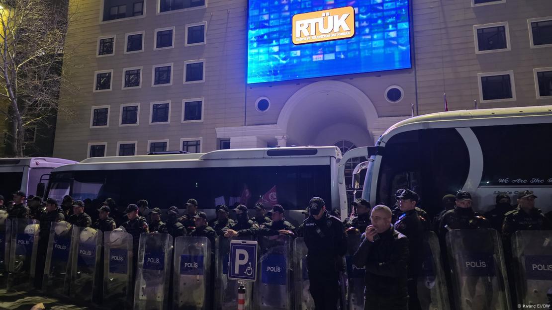 Turqi, Ankara 2025 | Protesta për shkak të ndalimit të kanaleve opozitare, policia mbron RTÜK Turqi, Ankara 2025 | Protesta për shkak të ndalimit të kanaleve opozitare, policia mbron RTÜK