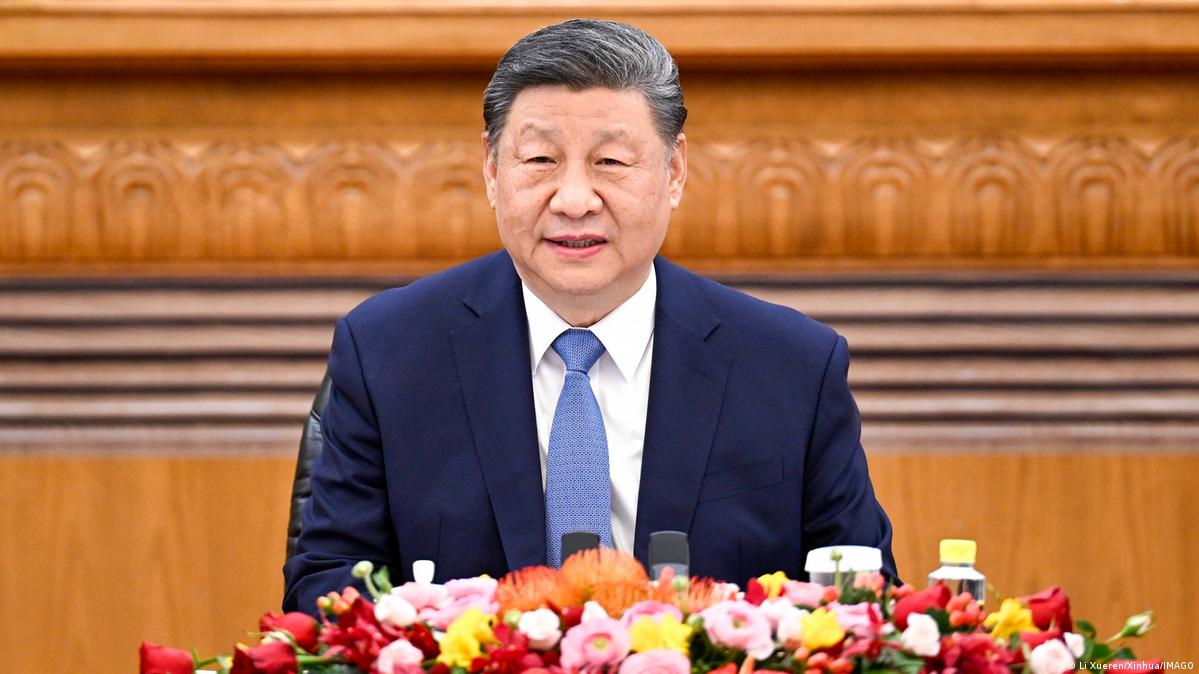 U meni ruscha korishga va eshakni yalashga majbur qildi.