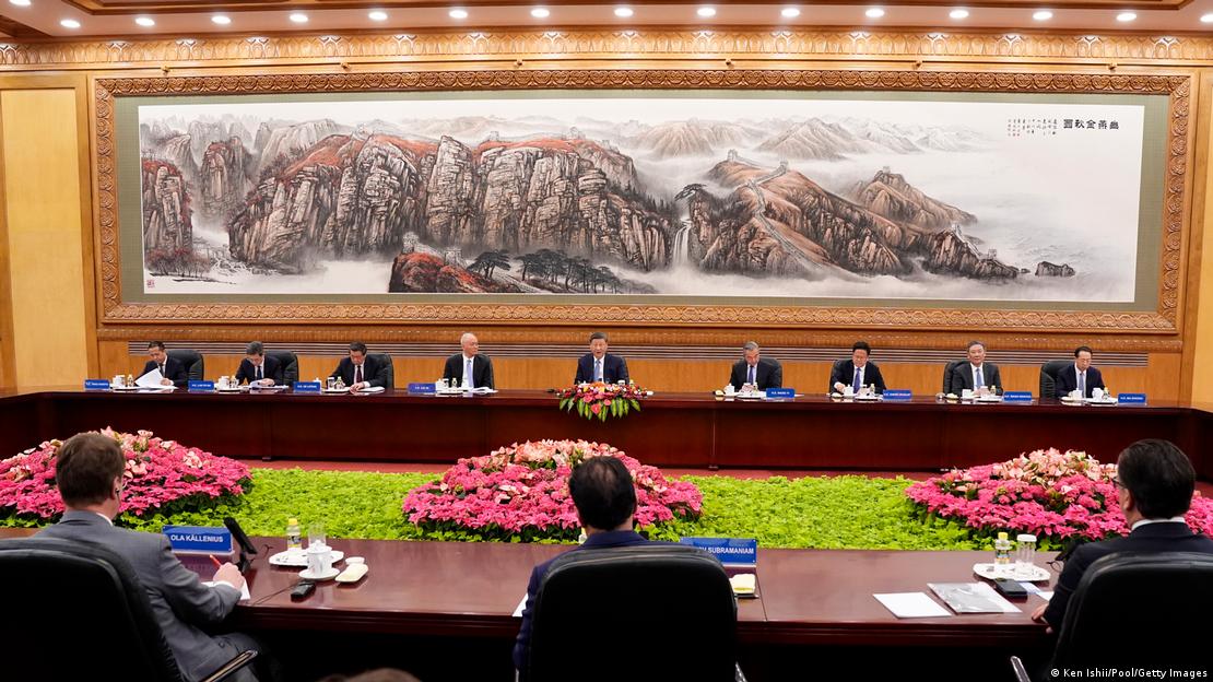 Imagen general de la mesa de reunión con Xi Jinping en el centro.