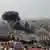 Una columna de humo se eleva desde el edificio bombardeado en Beirut.