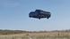 El prototipo Model Zero demostró su capacidad de despegue vertical al elevarse por encima de un Lexus aparcado durante la prueba de vuelo.