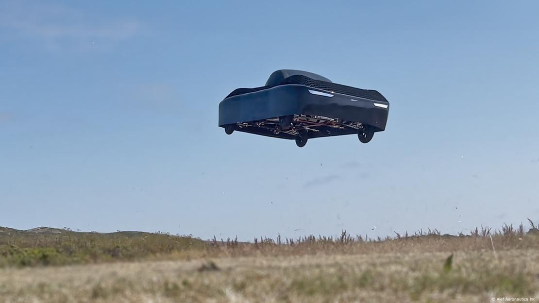 El prototipo Model Zero demostró su capacidad de despegue vertical al elevarse por encima de un Lexus aparcado durante la prueba de vuelo. El prototipo Model Zero demostró su capacidad de despegue vertical al elevarse por encima de un Lexus aparcado durante la prueba de vuelo.