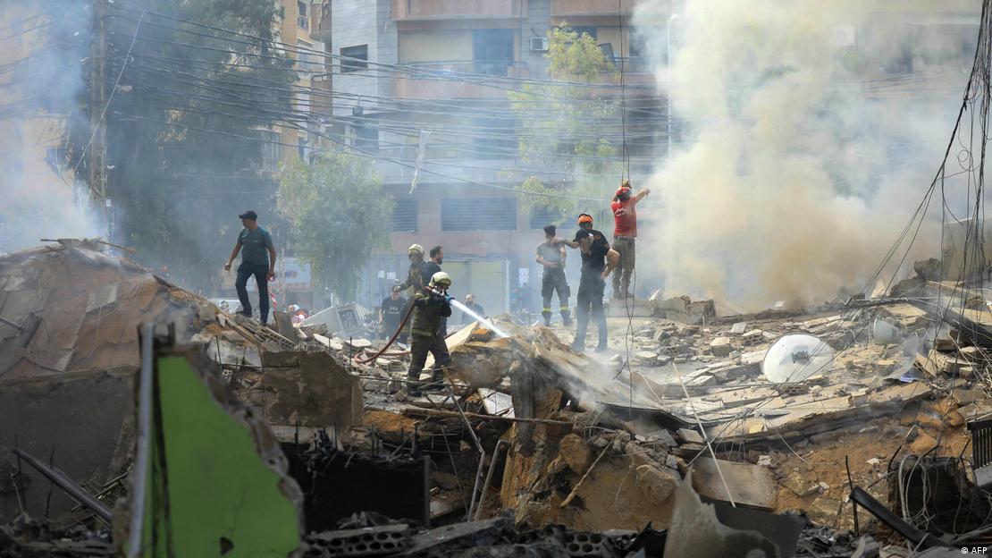Bombeiros atuam em área bombardeada