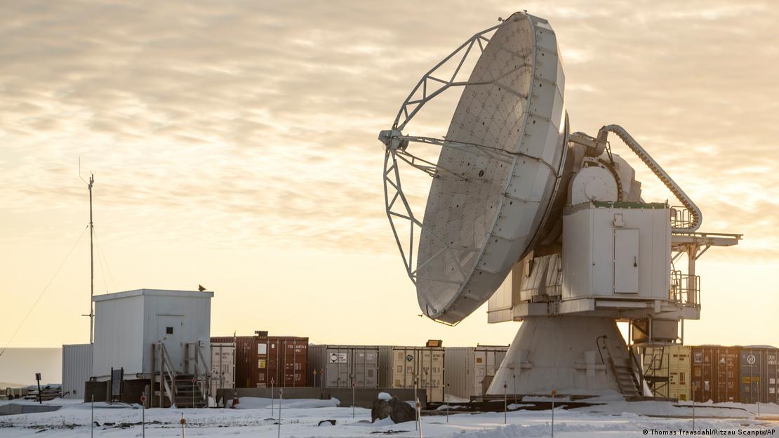 Container und ein Satellitenüberwachungsgerät stehen in verschneiter Landschaft Container und ein Satellitenüberwachungsgerät stehen in verschneiter Landschaft