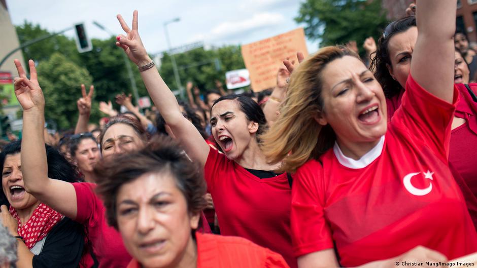 Almanya'da göçmen kökenli ailelerde en çok konuşulan dil Türkçe

Ülke genelinde hanelerin büyük çoğunluğunda ise Almanca konuşuluyor