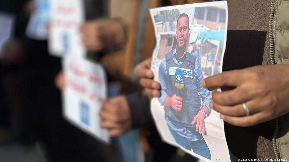 Gazze'de gazeteciler düzenledikleri protesto gösterisinde öldürülen meslektaşlarının fotoğraflarını ellerinde tutarken