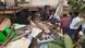 Voluntarios buscan sobrevivientes cerca de un edificio dañado en Naipyidó, la capital de Birmania (28.03.2025)