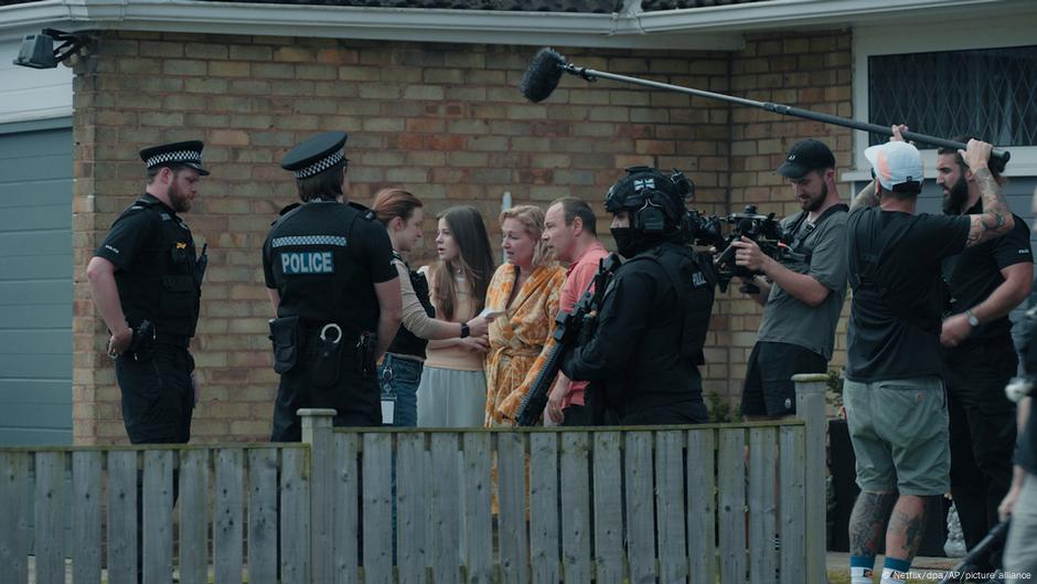 Detalj sa snimanja serije „Adolescencija“: Džejmijevi roditelji i sestra razgovaraju s policijom