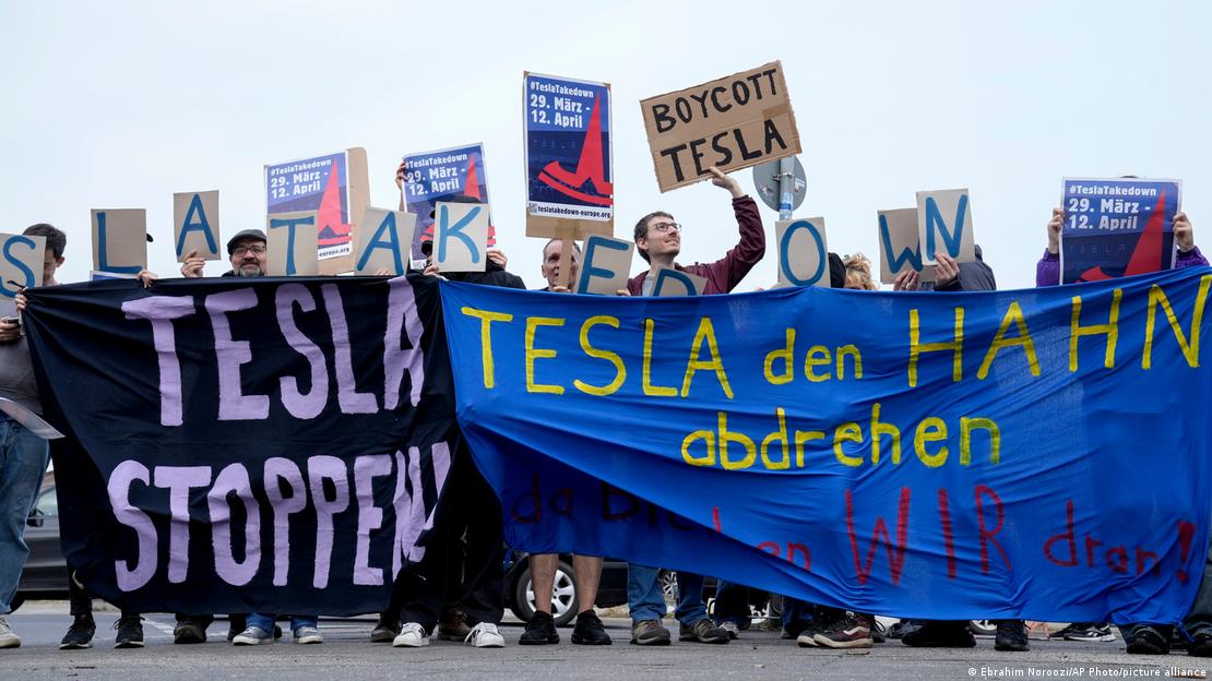 Pessoas protestam contra a Tesla em Berlim