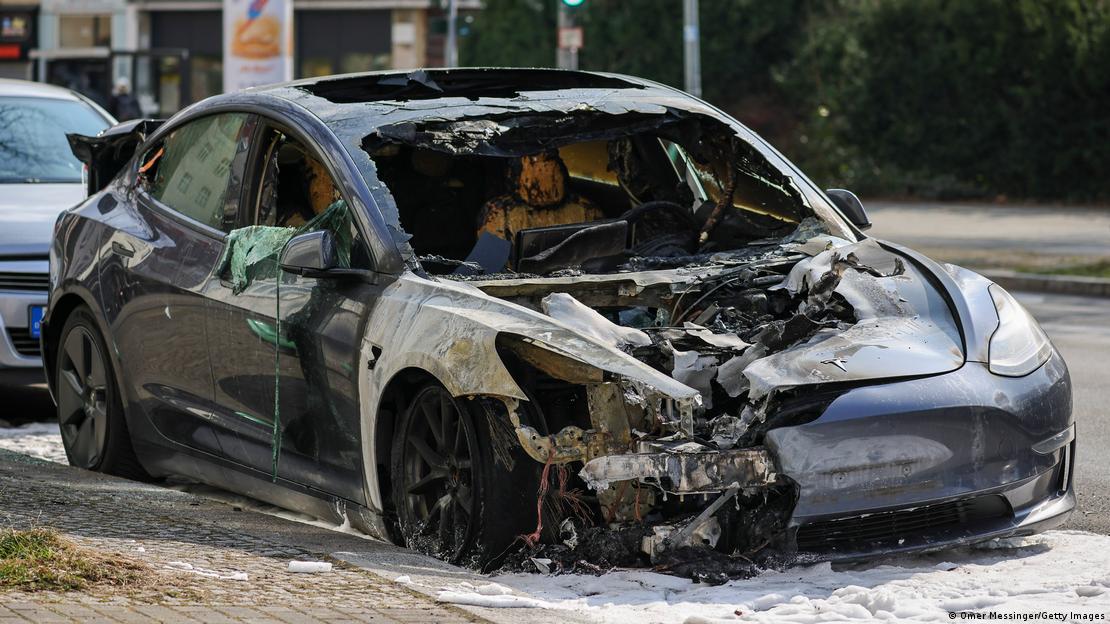 Veículo da Tesla incendiado em Berlim