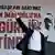 CHP-Vorsitzender Özgür Özel steht auf der Bühne und winkt dem Publikum zu. Im Hintergrund ein Foto von dem inhaftierten Istanbuler Oberbürgermeister Imamoglu. 