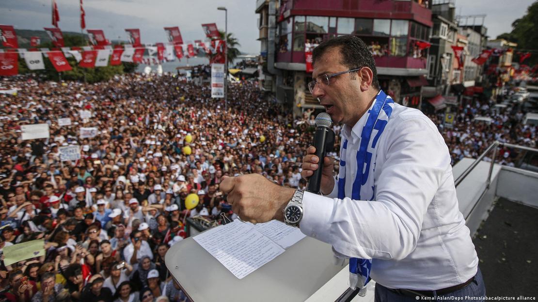 İstanbul Büyükşehir Belediye (İBB) Başkanı Ekrem İmamoğlu kitleye konuşma yapıyor
