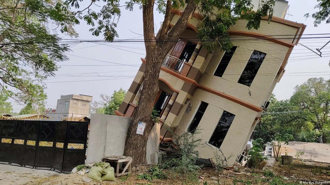 Уништена зграда пред уривање во градот Сагаинг