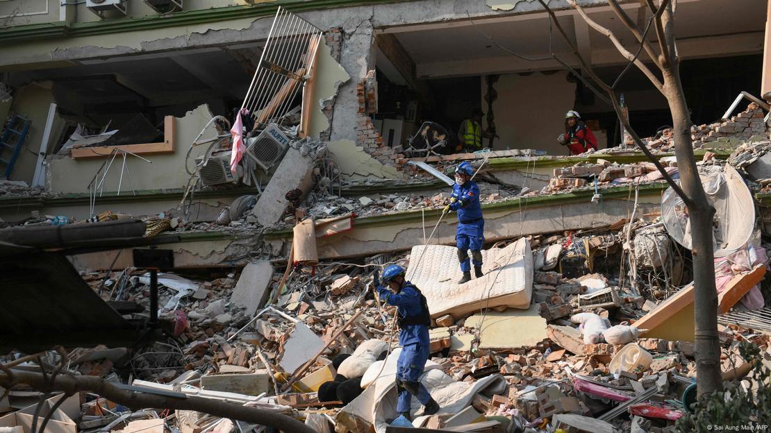 Rescatistas trepan por los escombros mientras intentan liberar a residentes atrapados bajo escombros de un complejo de condominios destruido en Mandalay, Birmania (30/03/2025) Rescatistas trepan por los escombros mientras intentan liberar a residentes atrapados bajo escombros de un complejo de condominios destruido en Mandalay, Birmania (30/03/2025)