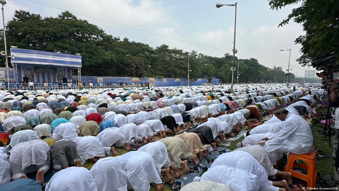 کولکاتا میں مسلمان عید کی نماز ادا کرتے ہوئے