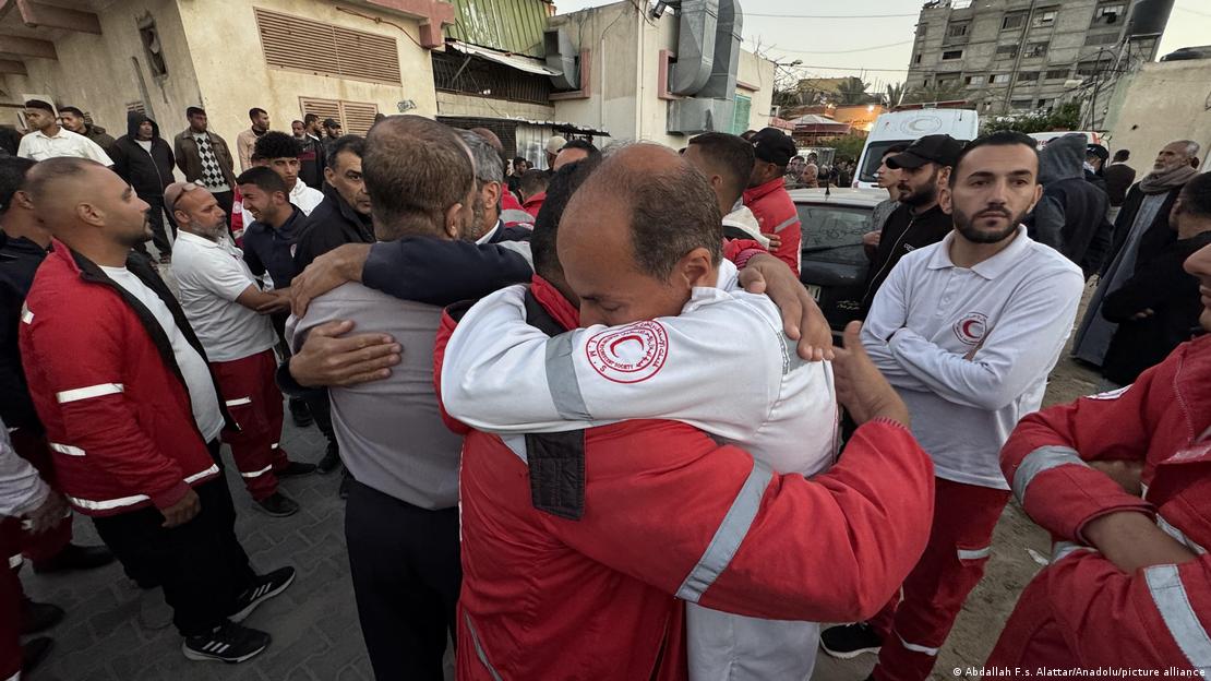 Nahostkonflikt | Roter-Halbmond-Mitarbeiter umarmen sich in einer Straße in Chan Junis (30.03.2025)