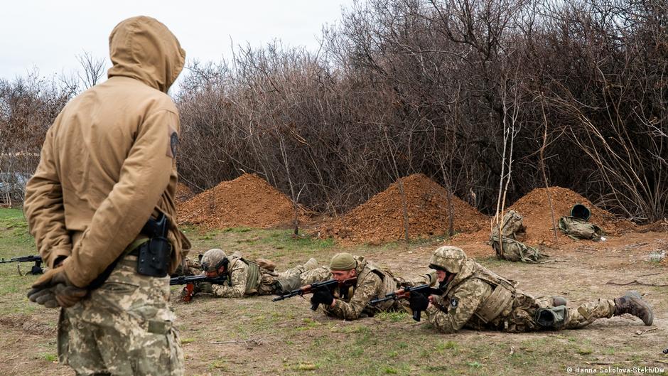 Кабмін затвердив законопроєкт про нові військові контракти – DW – 05.12.2025