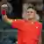 El checo Jakub Mensik gesticula emocionado luego de completar el triunfo sobre Novak Djokovic en la final del Masters de Miami, en un triunfo que lo hizo escalar en la clasificación ATP.