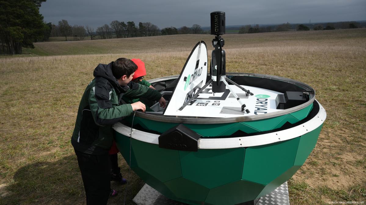 Inxhinierët punojnë në një sistem droni të bazuar në inteligjencën artificiale gjatë një prezantimi të "Silvaguard", sistemit të parë autonom të droneve të bazuar në inteligjencën artificiale për zbulimin e hershëm të zjarreve në pyje në Eberswalde.