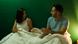 Homem e mulher discutem sentados em cama de casal Homem e mulher discutem sentados em cama de casal