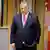 Ein Mann in Anzug (Viktor Orban) blickt verunsichert umher