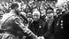 Hitler le da la mano a represnentantes de la Iglesia católica en Nüremberg.