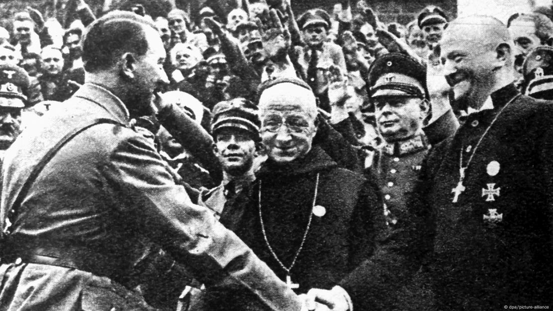Hitler le da la mano a represnentantes de la Iglesia católica en Nüremberg. Hitler le da la mano a represnentantes de la Iglesia católica en Nüremberg.