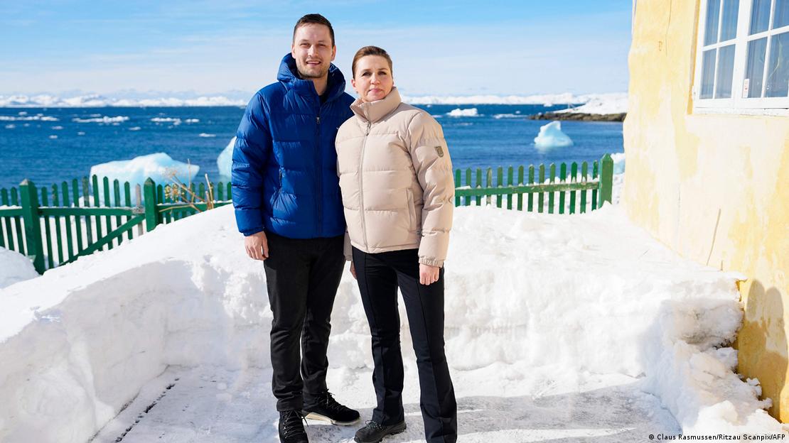 Özerk Gröndland Yönetimi Başbakanı Jens-Frederik Nielsen (solda) ve Danimarka Başbakanı Mette Frederiksen, buzlarla kaplı bir zeminin üstünde yan yana poz veriyor, arka planda, içinde buz kütlelerinin yüzdüğü deniz Özerk Gröndland Yönetimi Başbakanı Jens-Frederik Nielsen (solda) ve Danimarka Başbakanı Mette Frederiksen, buzlarla kaplı bir zeminin üstünde yan yana poz veriyor, arka planda, içinde buz kütlelerinin yüzdüğü deniz