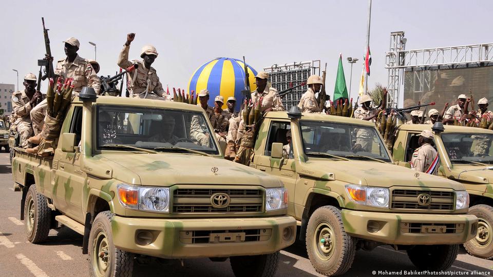 آر ایس ایف ملیشیا کے اہلکار، جو ملکی فوج سے لڑائی جاری رکھے ہوئے ہیں