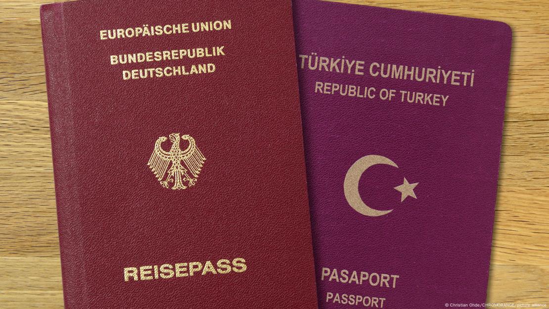 Zwei Pässe liegen nebeneinander - der deutsche (l.) und der türkische. Auf dem Deckel des deutschen Dokuments steht jeweils in goldener Schrift und in Großbuchstaben "Europäische Union" (oben), "Bundesrepublik Deutschland" (darunter) und "Reisepass" (unten). In der Mitte ist der Bundesadler mit gespreizten Flügeln aufgedruckt. Der türkische Pass ist lila. Oben steht in türkischer und englischer Sprache "Türkische Republik", unten in denselben Sprachen "Reisepass" und in der Mitte sind - wie auf der Landesfahne - eine Mondsichel und ein Stern zu sehen. Zwei Pässe liegen nebeneinander - der deutsche (l.) und der türkische. Auf dem Deckel des deutschen Dokuments steht jeweils in goldener Schrift und in Großbuchstaben "Europäische Union" (oben), "Bundesrepublik Deutschland" (darunter) und "Reisepass" (unten). In der Mitte ist der Bundesadler mit gespreizten Flügeln aufgedruckt. Der türkische Pass ist lila. Oben steht in türkischer und englischer Sprache "Türkische Republik", unten in denselben Sprachen "Reisepass" und in der Mitte sind - wie auf der Landesfahne - eine Mondsichel und ein Stern zu sehen.
