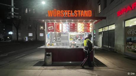 Würstelstände gibt es in Wien überall. Hier gibt es frisches Streetfood aus Österreich.