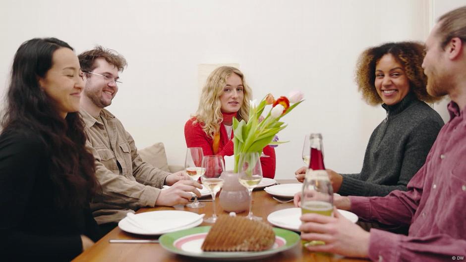 How to fit in at a German dinner party – DW – 04/06/2025