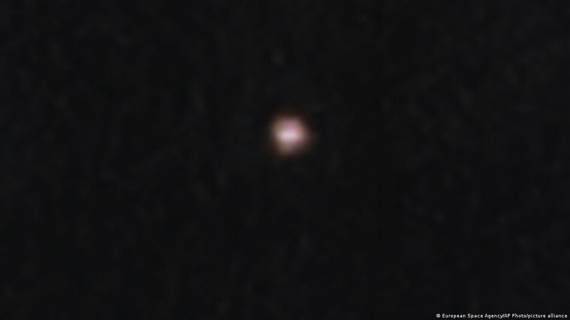 Imagen del asteroide 2024 YR4, captada por el telescopio Webb de la NASA y difundida por la Agencia Espacial Europea el 2 de abril de 2025.