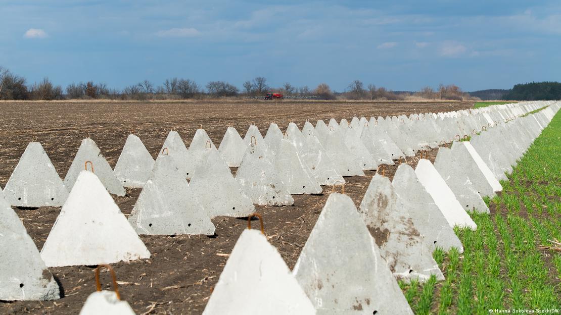 Barreiras antitanques no front de guerra ucraniano