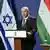 Benjamin Netanjahu en Budapest, Hungría, flanquedo por banderasde Israel y Hungría.
