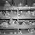 Prisioneiros do campo de concentração de Buchenwald aglomerados em beliches precários de madeira, sem colchão, em foto feita em 15 de abril de 1945, quatro dias após a libertação pelas forças aliadas