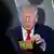 El presidente estadounidense Donald Trump muestra la tarjeta de oro de 5 millones de dólares mientras habla con la prensa durante un vuelo a bordo del Air Force One, a inicios del pasado abril. (Archivo 03.04.2025)