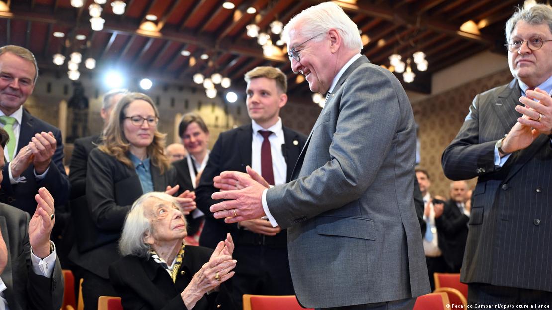 Margot Friedländer é aplaudida pelo presidente alemão